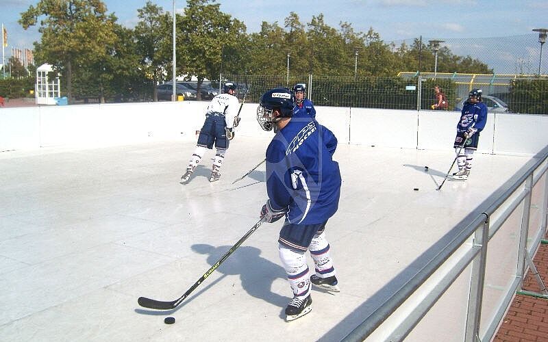 Kunststoff-Eisbahn aus Polystone® polar x: Professionelle Eisläufer bestätigen das hervorragende Gleitverhalten